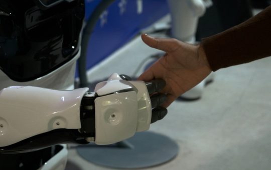 Stretta di mano con robot - Fonte Depositphotos - themagazinetech.com