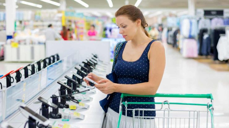 Ragazza acquista il telefono nuovo approfittando delle offerte