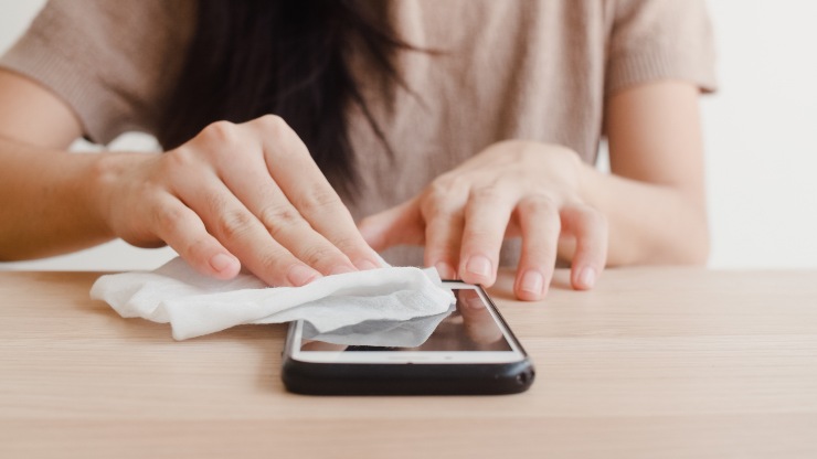 Cosa fare se il telefono cade nell'acqua