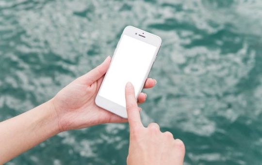 Cosa fare se il telefono cade nell'acqua